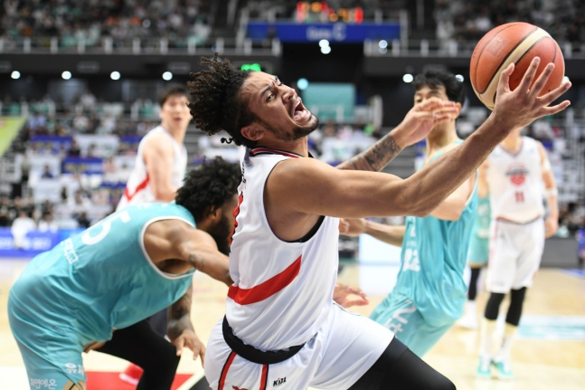 현대모비스 케베 알루마가 파울을 당하고 있다. /사진=KBL 제공