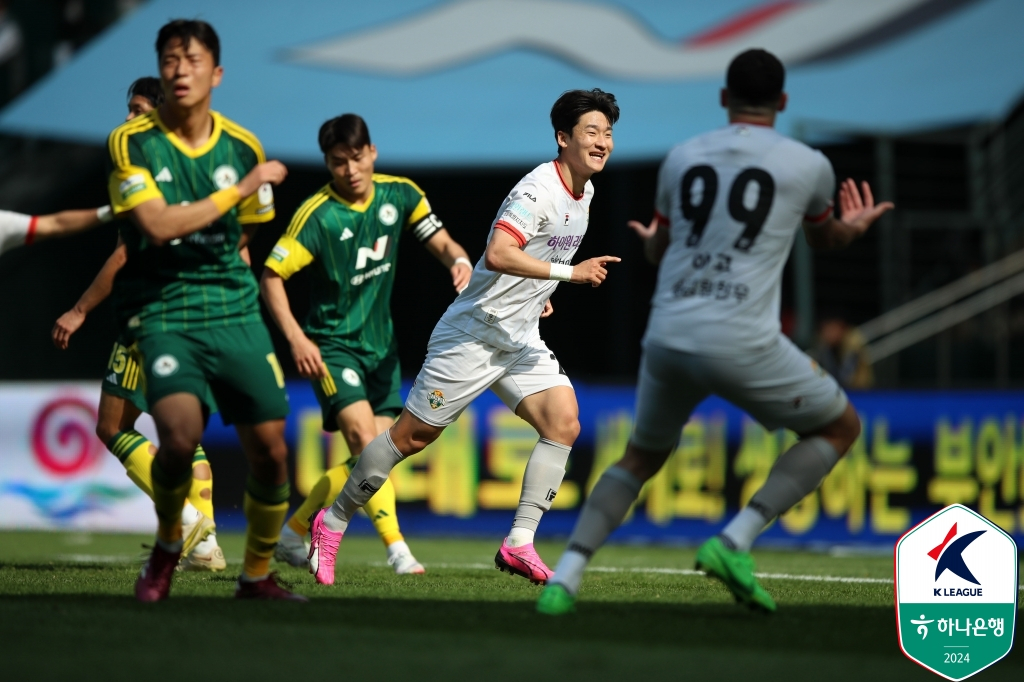 이상헌(가운데). /사진=한국프로축구연맹