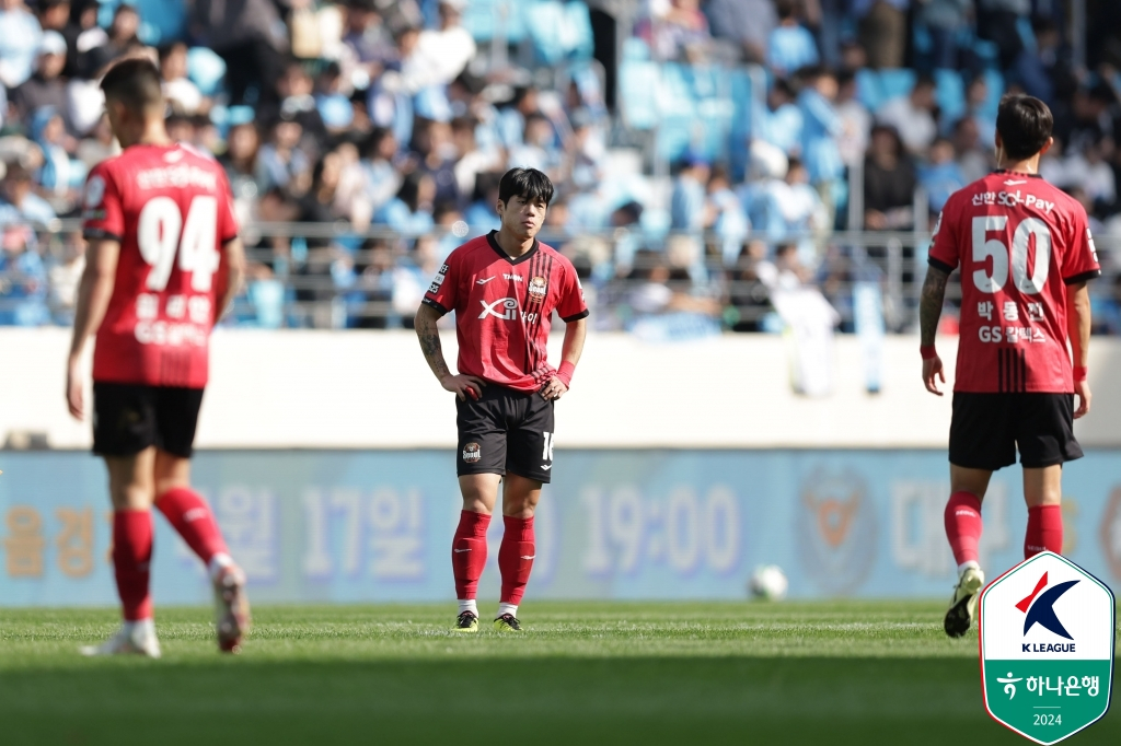 최준(가운데). /사진=한국프로축구연맹
