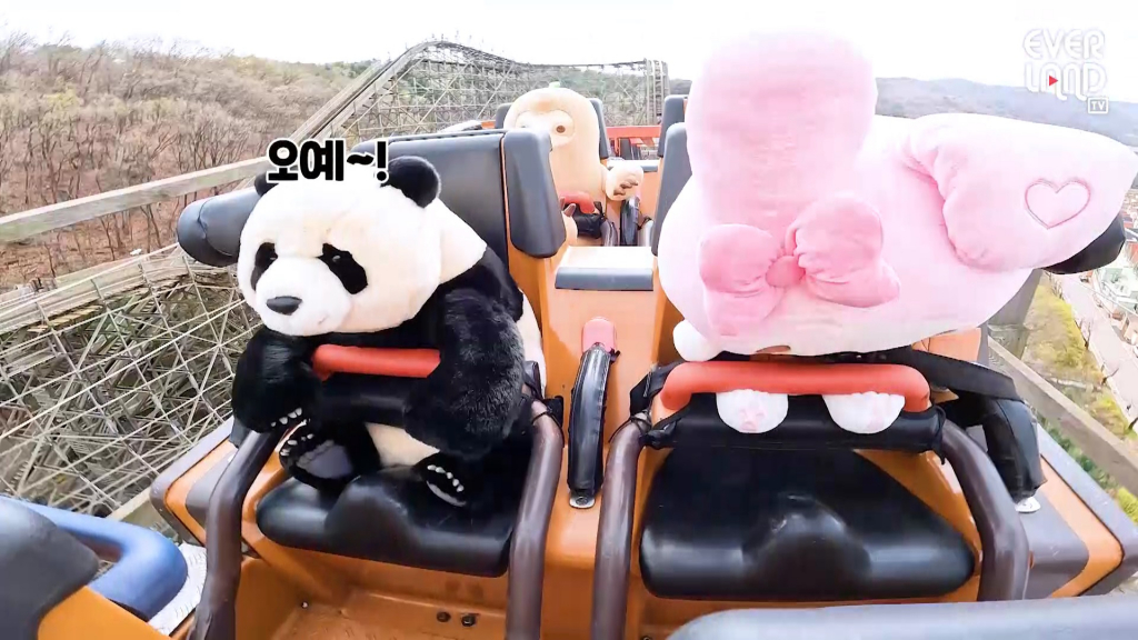 푸바오 인형 티익스프레스 탑승 영상 캡처 이미지