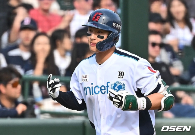7일 부산 사직구장에서 2024 신한 SOL 뱅크 KBO 리그 롯데 자이언츠와 두산 베어스의 경기가 열렸다. 롯데 자이언츠 윤동희가 7회말 1사 만루 좌월 역전 만루 홈런을 치고 세리머니를 하고 있다.