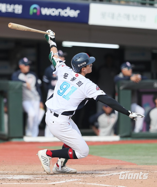 7일 부산 사직구장에서 2024 신한 SOL 뱅크 KBO 리그 롯데 자이언츠와 두산 베어스의 경기가 열렸다. 롯데 자이언츠 윤동희가 7회말 1사 만루 좌월 역전 만루 홈런을 치고 있다. /사진=롯데 자이언츠