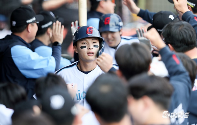 7일 부산 사직구장에서 2024 신한 SOL 뱅크 KBO 리그 롯데 자이언츠와 두산 베어스의 경기가 열렸다. 롯데 자이언츠 윤동희가 7회말 1사 만루 좌월 역전 만루 홈런을 치고 더그아웃에서 동료들의 축하를 받고 있다. /사진=롯데 자이언츠