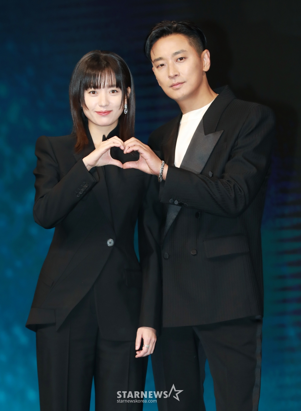 배우 한효주, 주지훈이 8일 오전 서울 여의도 콘래드호텔에서 진행된 디즈니+ '지배종' 제작발표회에 참석해 포즈를 취하고 있다. 새로운 인공 배양육의 시대를 연 생명공학기업 BF의 대표 ‘윤자유’(한효주)와 그녀에게 의도적으로 접근한 퇴역 장교 출신의 경호원 ‘우채운’(주지훈)이 의문의 죽음과 사건들에 휘말리며, 배후의 실체를 쫓는 서스펜스 스릴러 드라마 '지배종'은 오는 10일 공개된다. /2024.04.08 /사진=이동훈
