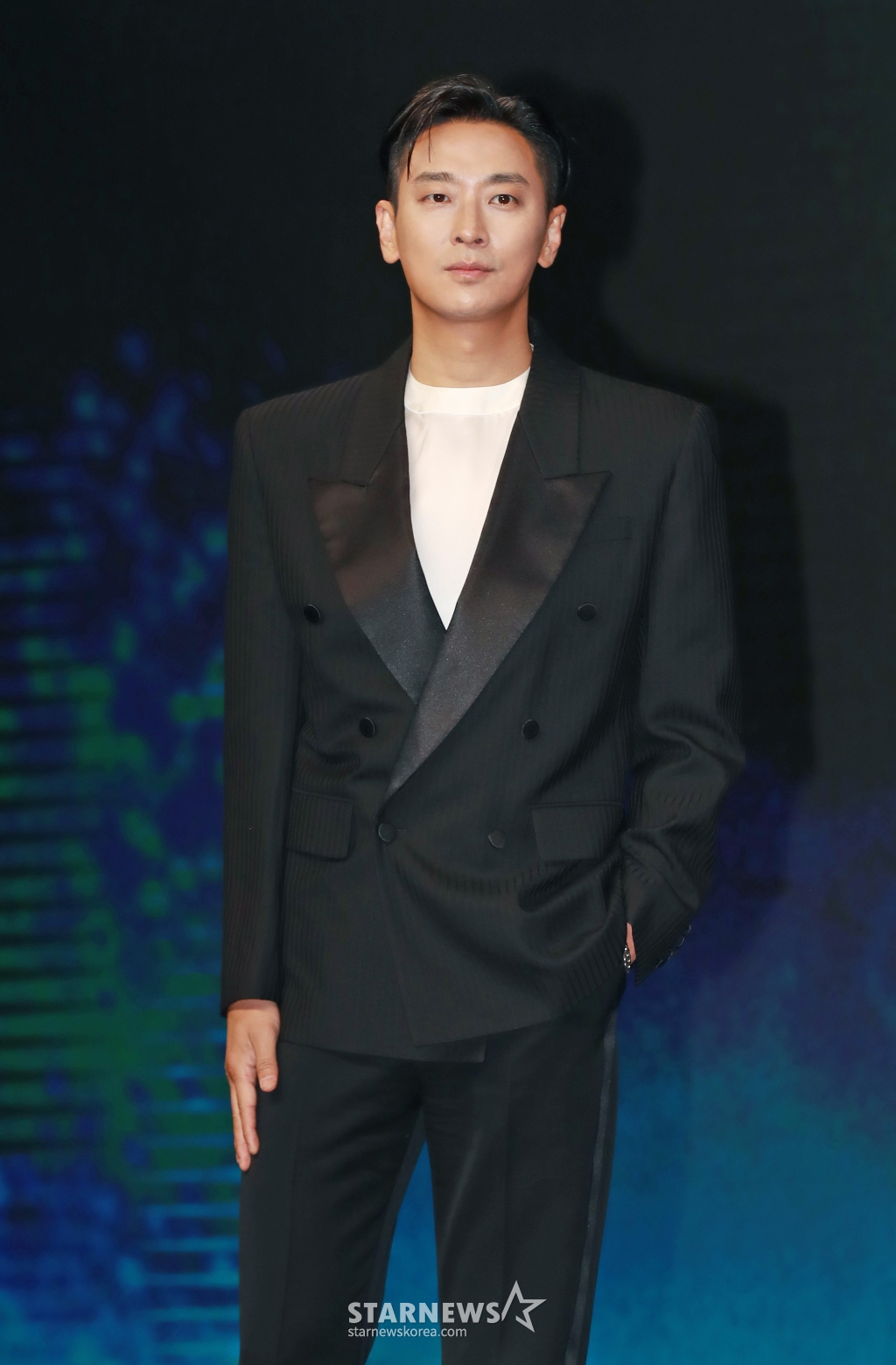 배우 주지훈이 8일 오전 서울 여의도 콘래드호텔에서 진행된 디즈니+ '지배종' 제작발표회에 참석해 포즈를 취하고 있다. 새로운 인공 배양육의 시대를 연 생명공학기업 BF의 대표 ‘윤자유’(한효주)와 그녀에게 의도적으로 접근한 퇴역 장교 출신의 경호원 ‘우채운’(주지훈)이 의문의 죽음과 사건들에 휘말리며, 배후의 실체를 쫓는 서스펜스 스릴러 드라마 '지배종'은 오는 10일 공개된다. /2024.04.08 /사진=이동훈
