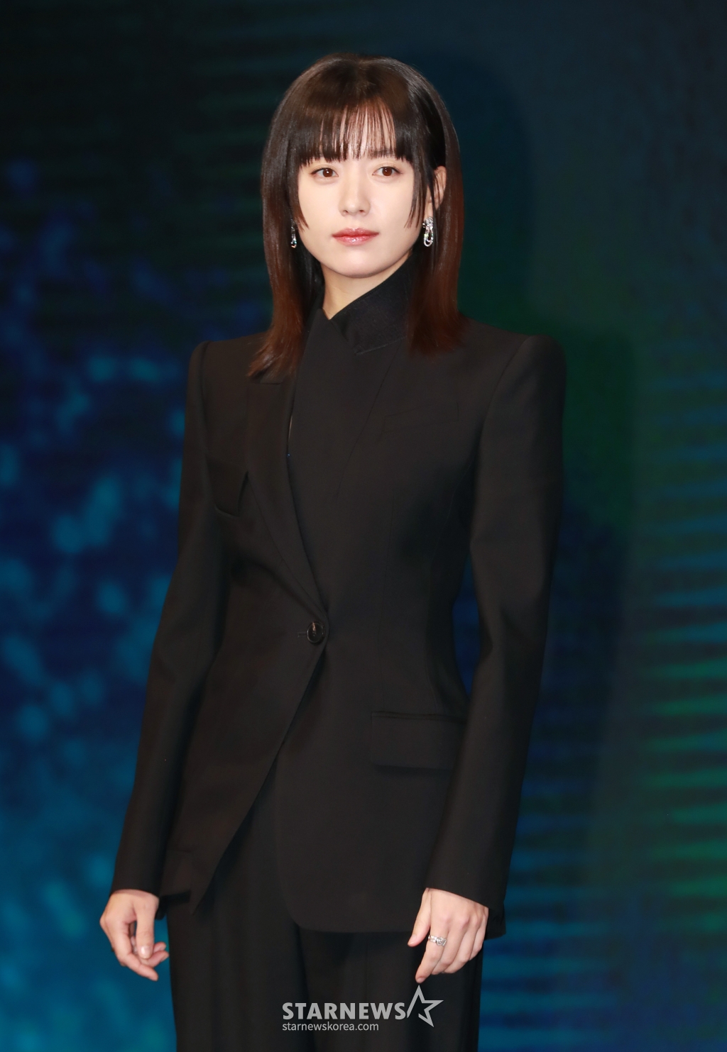 배우 한효주가 8일 오전 서울 여의도 콘래드호텔에서 진행된 디즈니+ '지배종' 제작발표회에 참석해 포즈를 취하고 있다. 새로운 인공 배양육의 시대를 연 생명공학기업 BF의 대표 ‘윤자유’(한효주)와 그녀에게 의도적으로 접근한 퇴역 장교 출신의 경호원 ‘우채운’(주지훈)이 의문의 죽음과 사건들에 휘말리며, 배후의 실체를 쫓는 서스펜스 스릴러 드라마 '지배종'은 오는 10일 공개된다. /2024.04.08 /사진=이동훈