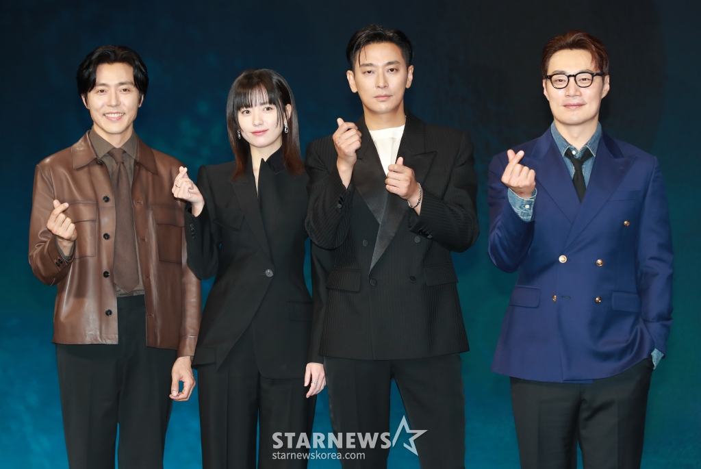 배우 이무생, 한효주, 주지훈, 이희준이 8일 오전 서울 여의도 콘래드호텔에서 진행된 디즈니+ '지배종' 제작발표회에 참석해 포즈를 취하고 있다. 새로운 인공 배양육의 시대를 연 생명공학기업 BF의 대표 ‘윤자유’(한효주)와 그녀에게 의도적으로 접근한 퇴역 장교 출신의 경호원 ‘우채운’(주지훈)이 의문의 죽음과 사건들에 휘말리며, 배후의 실체를 쫓는 서스펜스 스릴러 드라마 '지배종'은 오는 10일 공개된다. /2024.04.08 /사진=이동훈