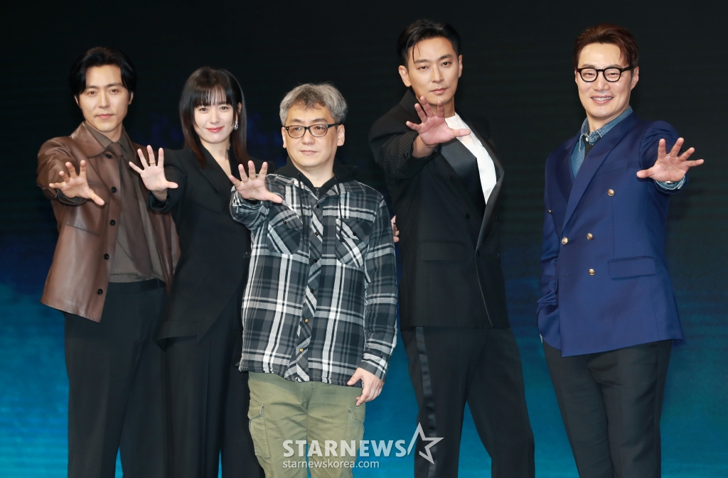 배우 이무생, 한효주, 박철환 감독, 배우 주지훈, 이희준이 8일 오전 서울 여의도 콘래드호텔에서 진행된 디즈니+ '지배종' 제작발표회에 참석해 포즈를 취하고 있다. 새로운 인공 배양육의 시대를 연 생명공학기업 BF의 대표 ‘윤자유’(한효주)와 그녀에게 의도적으로 접근한 퇴역 장교 출신의 경호원 ‘우채운’(주지훈)이 의문의 죽음과 사건들에 휘말리며, 배후의 실체를 쫓는 서스펜스 스릴러 드라마 '지배종'은 오는 10일 공개된다. /2024.04.08 /사진=이동훈