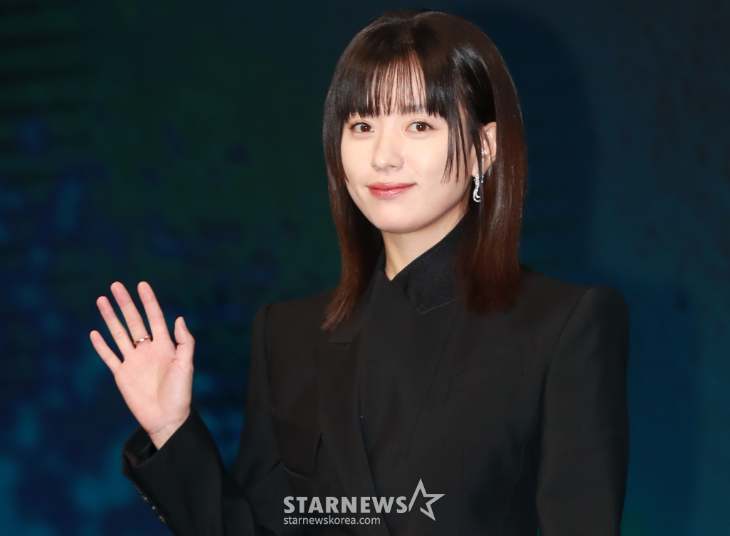 배우 한효주가 8일 오전 서울 여의도 콘래드호텔에서 진행된 디즈니+ '지배종' 제작발표회에 참석해 포즈를 취하고 있다. 새로운 인공 배양육의 시대를 연 생명공학기업 BF의 대표 ‘윤자유’(한효주)와 그녀에게 의도적으로 접근한 퇴역 장교 출신의 경호원 ‘우채운’(주지훈)이 의문의 죽음과 사건들에 휘말리며, 배후의 실체를 쫓는 서스펜스 스릴러 드라마 '지배종'은 오는 10일 공개된다. /2024.04.08 /사진=이동훈