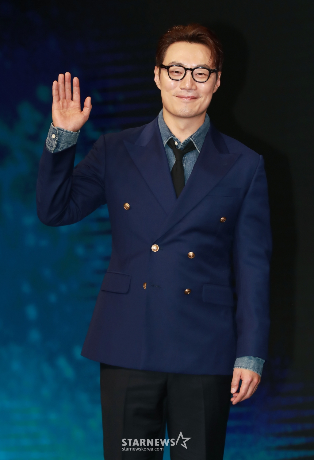 배우 이희준이 8일 오전 서울 여의도 콘래드호텔에서 진행된 디즈니+ '지배종' 제작발표회에 참석해 포즈를 취하고 있다. 새로운 인공 배양육의 시대를 연 생명공학기업 BF의 대표 ‘윤자유’(한효주)와 그녀에게 의도적으로 접근한 퇴역 장교 출신의 경호원 ‘우채운’(주지훈)이 의문의 죽음과 사건들에 휘말리며, 배후의 실체를 쫓는 서스펜스 스릴러 드라마 '지배종'은 오는 10일 공개된다. /2024.04.08 /사진=이동훈