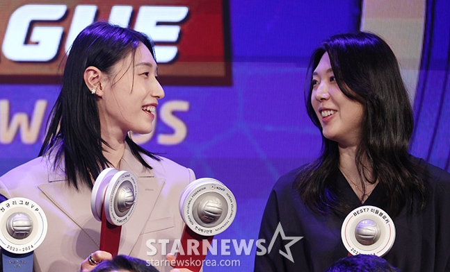 2023-2024시즌 도드람 V리그 시상식이 8일 오후 서울 서초구 더케이호텔 서울 그랜드볼룸에서 열렸다. MVP를 수상한 흥국생명이 양효진과 기념촬영을 하고 있다. /서초=김진경 기자