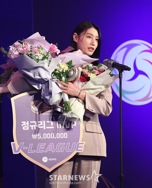 2023-2024시즌 도드람 V리그 시상식이 8일 오후 서울 서초구 더케이호텔 서울 그랜드볼룸에서 열렸다. 흥국생명 김연경이 MVP 수상 후 소감을 밝히고 있다. /서초=김진경 기자