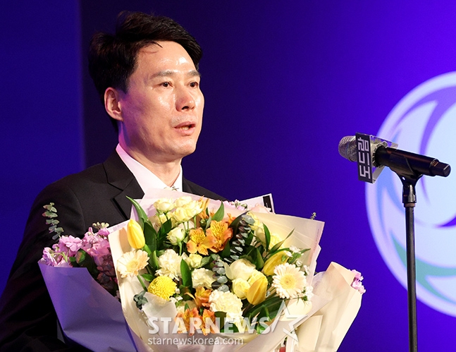 2023-2024시즌 도드람 V리그 시상식이 8일 오후 서울 서초구 더케이호텔 서울 그랜드볼룸에서 열렸다. 강성형 현대건설 감독이 감독상 수상 후 소감을 밝히고 있다. /서초=김진경 기자