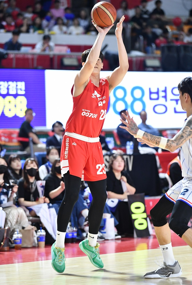 SK 김형빈이 8일 부산 사직실내체육관에서 열린 KCC와 2023~2024 정관장 프로농구 6강 플레이오프(5전 3선승제) 3차전에서 1쿼터 3점슛을 시도하고 있다. /사진=KBL