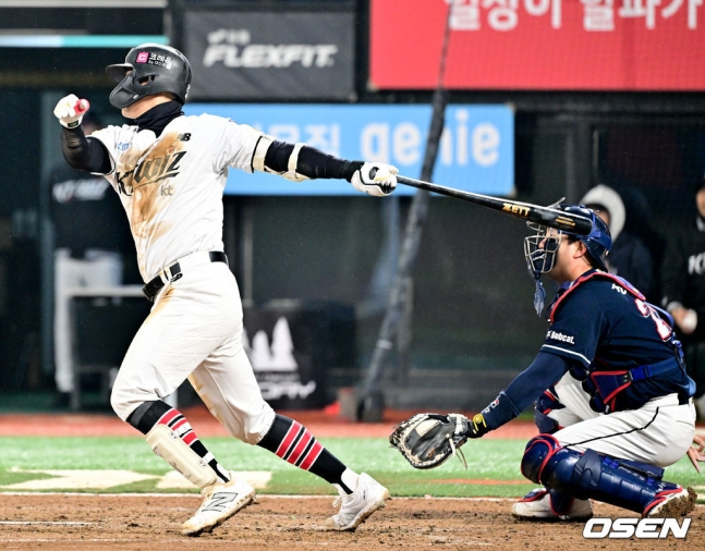 KT 배정대(왼쪽).