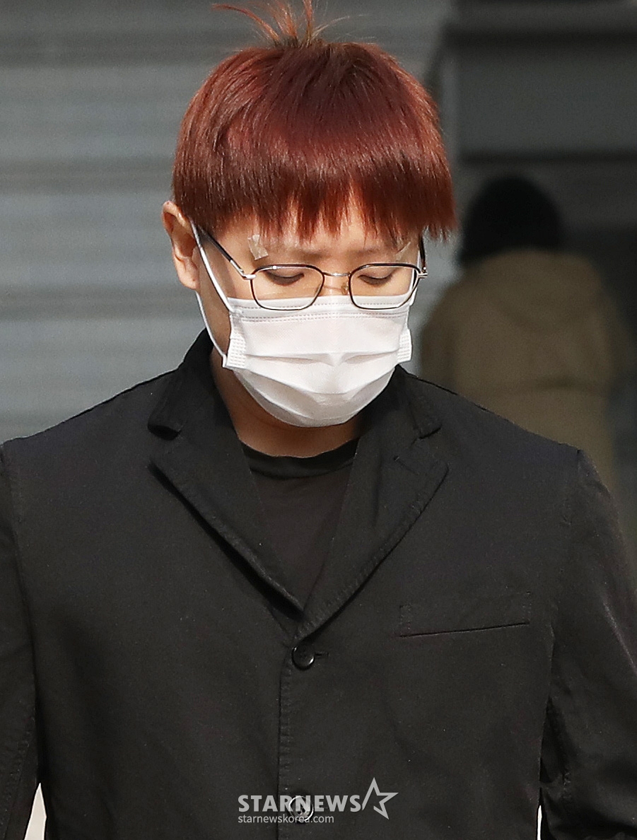 대마 흡입 혐의로 1심에서 집행유예를 선고받은 래퍼 나플라가 10일 오전 서울 서초구 중앙지방법원에서 열린 항소심 선고 공판을 마친 뒤 법정을 나서고 있다. 이날 나플라는 항소심에서 1심과 같은 징역 10개월에 집행유예 2년을 선고 받았다. 2022.11.10