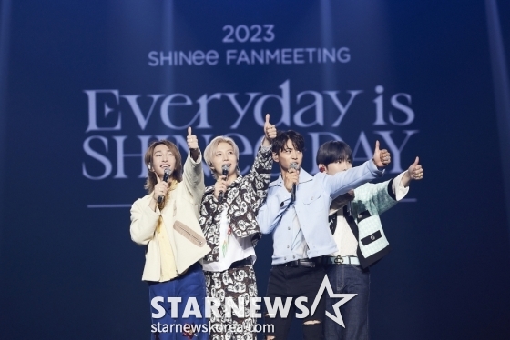 그룹 샤이니(SHINee)가 팬들과 즐거운 시간을 보냈다.   샤이니는 데뷔 15주년을 기념해 27일, 28일 양일간 서울 송파구 잠실 실내체육관에서 팬미팅 '2023 SHINee FANMEETING 'Everyday is SHINee DAY' : [Piece of SHINE]'(2023 샤이니 팬미팅 '에브리데이 이즈 샤이니 데이' : [피스 오브 샤인])을 개최했다. / 사진제공 = SM엔터테인먼트