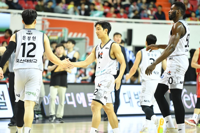 KT 허훈(가운데)이 9일 오후 7시 울산 동천체육관에서 열린 2023~2024 정관장 프로농구 6강 플레이오프 3차전에서 득점 후 세리머니를 하고 있다. /사진=KBL