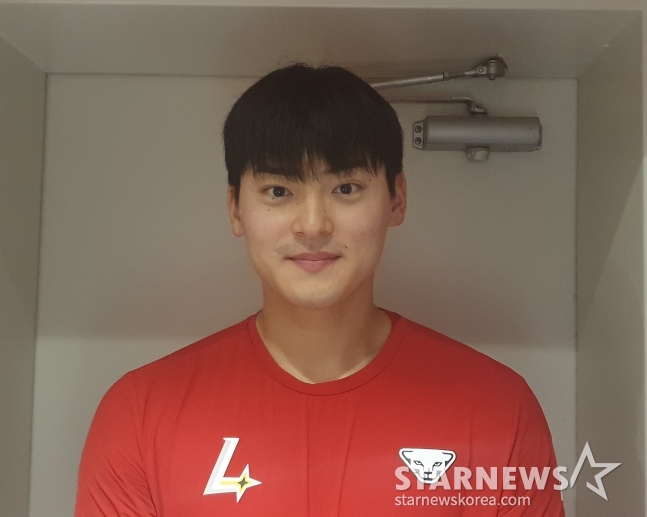 SSG 조병현이 9일 인천 키움전을 승리로 이끈 후 취재진과 인터뷰에 임하고 있다. /사진=김동윤 기자