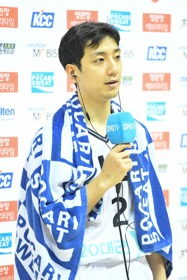 KT 허훈이 경기 종료 후 인터뷰를 하고 있다. /사진=KBL
