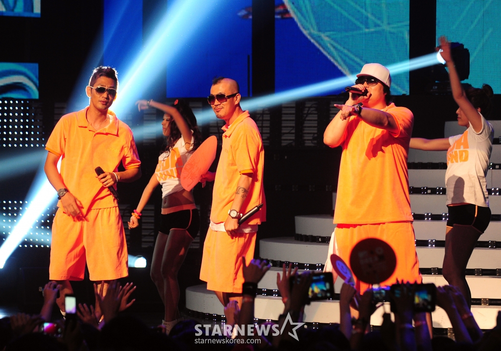 [OSEN=이대선 기자] 'MTV 싸이월드 뮤직 페스티벌 2011 드림'이 23일 오후 서울 광장동 악스코리아(AX-KOREA)에서 열렸다.   이번 공연은 싸이월드와 MTV가 평창 동계 올림픽 유치를 축하하며 개최하는 콘서트로 DJ DOC, 천상지희 다나&선데이, 장재인, 인피니트, 제국의 아이들, 에이트, 마이티 마우스, 알렉스, 임정희, 화요비, 더블유 앤 웨일, 45rpm, 블락비, 히트 등 총 17개 팀이 참가해 열정적인 무대를 펼쳤다.   / sunday@osen.co.kr /사진=이대선