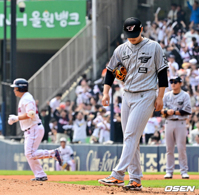 한화 이글스 문동주(오른쪽)가 10일 서울 잠실구장에서 열리는 두산 베어스와 2024 신한 SOL뱅크 KBO리그 방문경기에 선발 등판해 1회말 양의지에게 스리런 홈런을 맞고 고개를 숙이고 있다.