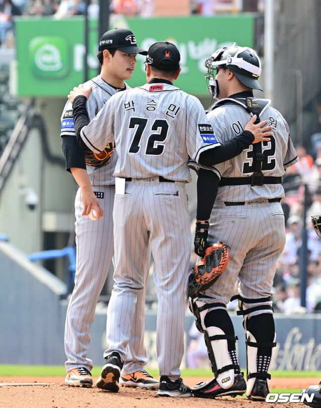 한화 이글스 문동주(왼쪽)가 10일 서울 잠실구장에서 열리는 두산 베어스와 2024 신한 SOL뱅크 KBO리그 방문경기에 선발 등판해 1회말 흔들리자 박승민 투수코치와 포수 이재원이 마운드에 방문해 이야기를 나누고 있다.
