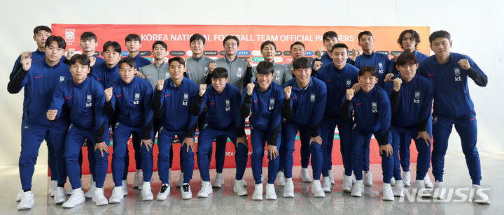 황선홍 감독이 이끄는 한국 올림픽 축구대표팀(U-23 축구대표팀)이 5일 오전 인천국제공항 2터미널에서 파리 올림픽 아시아 최종 예선을 겸해 열리는 2024 AFC U23 아시안컵 출전을 위해 출국하기 전 파이팅을 외치고 있다. /사진=뉴시스