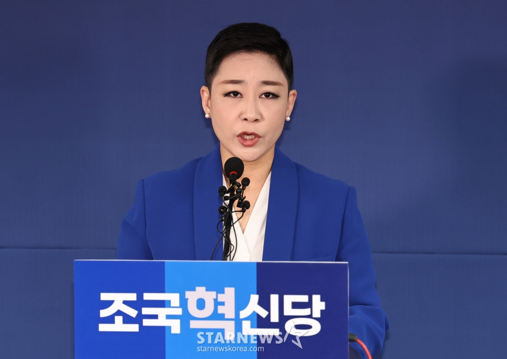 (서울=뉴스1) 구윤성 기자 = 가수 리아가 11일 오전 서울 여의도 조국혁신당사에서 열린 입당식에서 인사말을 하고 있다. 2024.3.11/뉴스1 Copyright (C) 뉴스1. All rights reserved. 무단 전재 및 재배포, AI학습 이용 금지. /사진=(서울=뉴스1) 구윤성 기자
