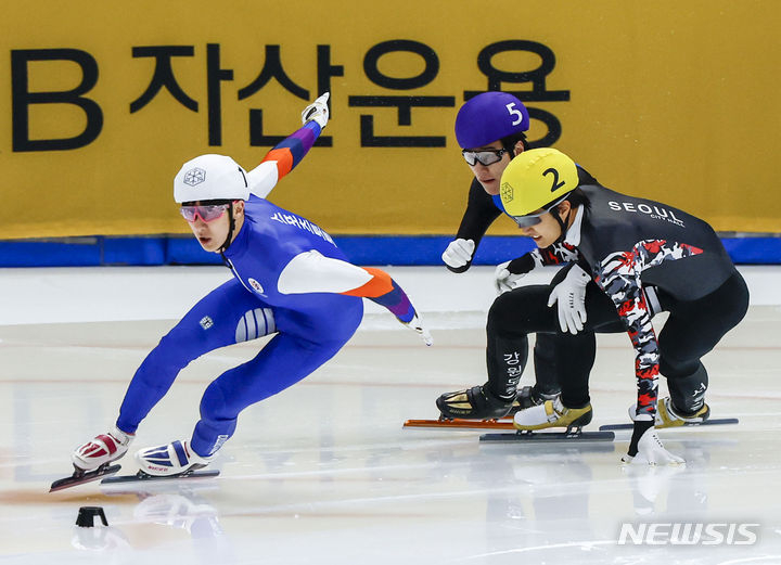 11일 서울 목동실내빙상장에서 열린 2024-2025시즌 쇼트트랙 국가대표 2차 선발대회 남자 500m 결승 경기,황대헌(보라, 강원특별자치도청)이 김태성(노랑, 서울시청)과 충돌하고 있다. /사진제공=뉴시스