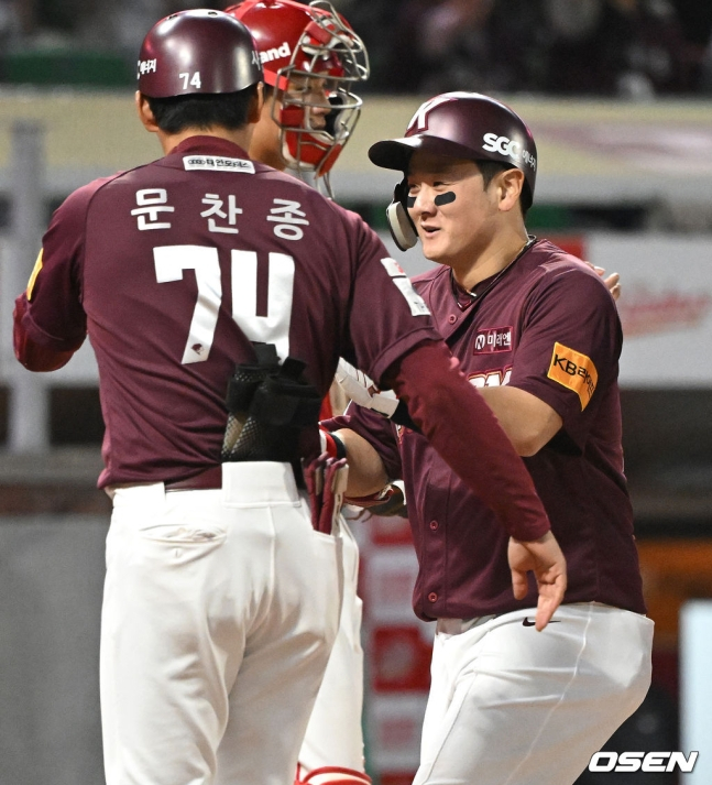 키움 최주환(오른쪽)이 11일 인천 SSG전 3회초 1사 1루에서 우월 투런포를 때리고 홈을 밟고 있다.
