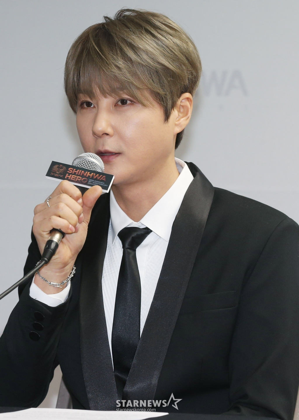 그룹 신화가 27일 오후 서울 송파구 올림픽공원 체조경기장에서 2016 신화 데뷔 18주년 기념콘서트 'HERO' 기자회견을 진행하고 있다. /사진=이동훈 기자 photoguy@
