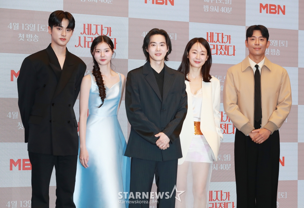 배우 김민규, 홍예지, 수호, 명세빈, 김주헌이 12일 오전 서울 마포구 상암동 스탠포드 호텔에서 진행된 MBN 주말극 '세자가 사라졌다' 제작발표회에 참석해 포즈를 취하고 있다. 왕세자가 세자빈이 될 여인에게 보쌈 당하면서 벌어지는 조선판 로맨스 코미디 드라마 '세자가 사라졌다'는 오는 13일 첫 방송된다. /2024.04.12 /사진=이동훈