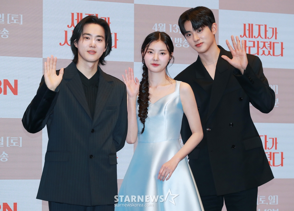 배우 수호, 홍예지, 김민규가 12일 오전 서울 마포구 상암동 스탠포드 호텔에서 진행된 MBN 주말극 '세자가 사라졌다' 제작발표회에 참석해 포즈를 취하고 있다. 왕세자가 세자빈이 될 여인에게 보쌈 당하면서 벌어지는 조선판 로맨스 코미디 드라마 '세자가 사라졌다'는 오는 13일 첫 방송된다. /2024.04.12 /사진=이동훈
