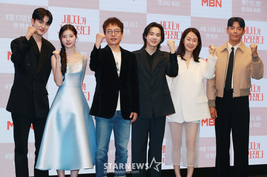 배우 김민규, 홍예지, 김진만 감독, 배우 수호, 명세빈, 김주헌이 12일 오전 서울 마포구 상암동 스탠포드 호텔에서 진행된 MBN 주말극 '세자가 사라졌다' 제작발표회에 참석해 포즈를 취하고 있다. 왕세자가 세자빈이 될 여인에게 보쌈 당하면서 벌어지는 조선판 로맨스 코미디 드라마 '세자가 사라졌다'는 오는 13일 첫 방송된다. /2024.04.12 /사진=이동훈