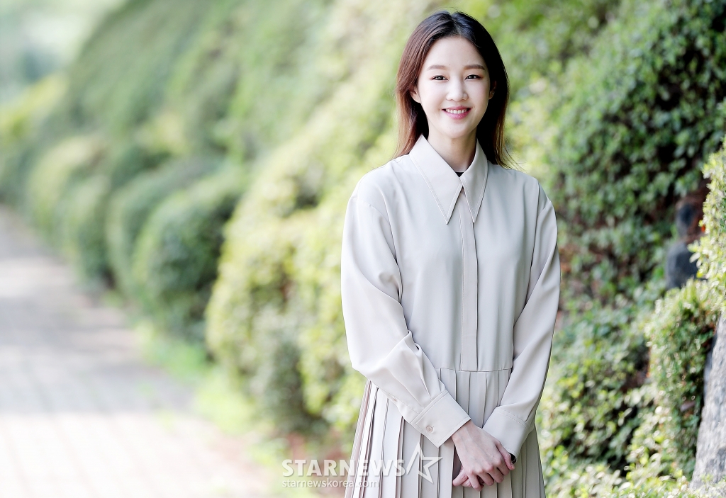 가수 박보람이 17일 경기도 고양시의 한 스튜디오에서 진행된 머니투데이-한국정보화진흥원(NIA) 주최 '2020 u클린 청소년 문화 콘서트' 녹화에 앞서 포즈를 취하고 있다.  이번 콘서트는 신종 코로나 바이러스 감염증(코로나19) 확산 국면에서 사회적 거리두기 동참 차원에서 언택트(비대면) 랜선 공연 형식으로 진행됐다.   가수 박보람, 미스터트롯 출신 트로트 가수 신인선, 류지광, 신인 걸그룹 시크릿넘버, 차세대 K밴드 원위, 세계적인 비트박서 빅맨 등이 출연한 콘서트 영상은 이달 말 머니투데이 유튜브 채널