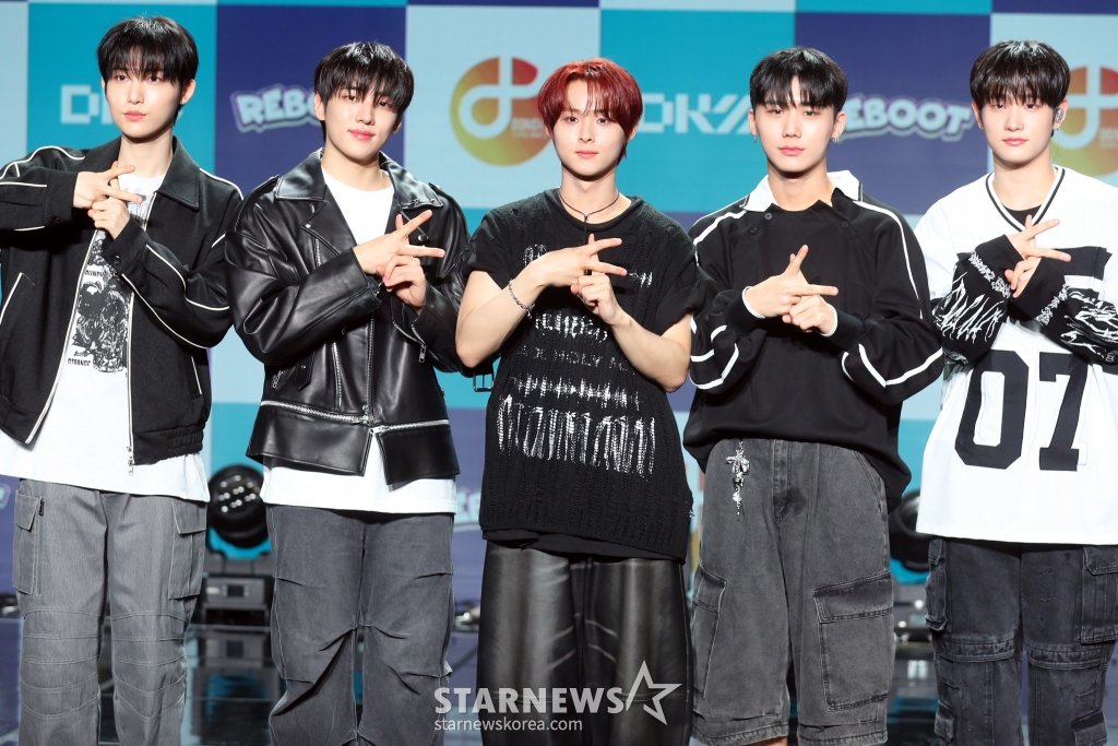 그룹 DKZ 세현, 민규, 재찬, 종형, 기석이 12일 오후 서울 강남구 일지하트홀에서 미니 2집 ‘REBOOT’(리부트)를 발매 기념 쇼케이스를 열고 포즈를 취하고 있다. DKZ는 전작 ‘CHASE EPISODE 3. BEUM’(체이스 에피소드 3. 비움) 공개 이후 약 1년 6개월 만의 컴백으로, 나만의 행복을 찾아가는 DKZ의 새로운 모험을 그린다. 2024.04.12 /사진=임성균