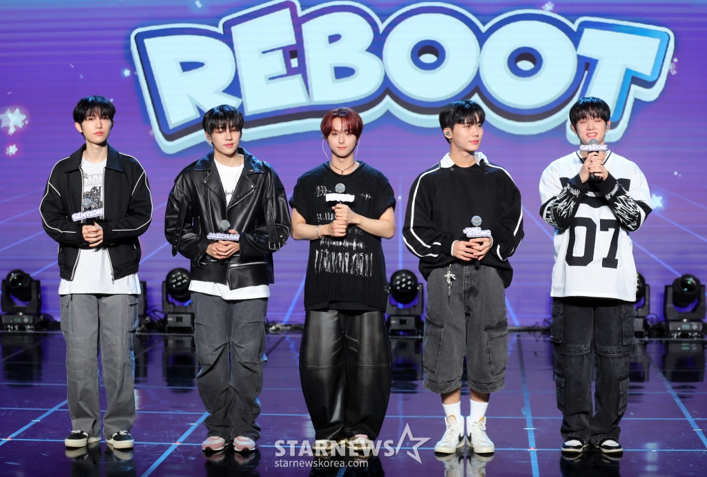 그룹 DKZ 세현, 민규, 재찬, 종형, 기석이 12일 오후 서울 강남구 일지하트홀에서 미니 2집 ‘REBOOT’(리부트)를 발매 기념 쇼케이스를 열고 포즈를 취하고 있다. DKZ는 전작 ‘CHASE EPISODE 3. BEUM’(체이스 에피소드 3. 비움) 공개 이후 약 1년 6개월 만의 컴백으로, 나만의 행복을 찾아가는 DKZ의 새로운 모험을 그린다. 2024.04.12 /사진=임성균
