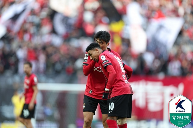 기성용(왼쪽)과 제시 린가드. /사진=한국프로축구연맹 제공