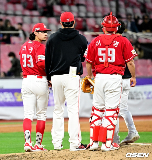 SSG 로버트 더거(맨 왼쪽)가 12일 수원 KT전 2회말 김상수에게 홈런을 맞은 뒤 강판당하고 있다.