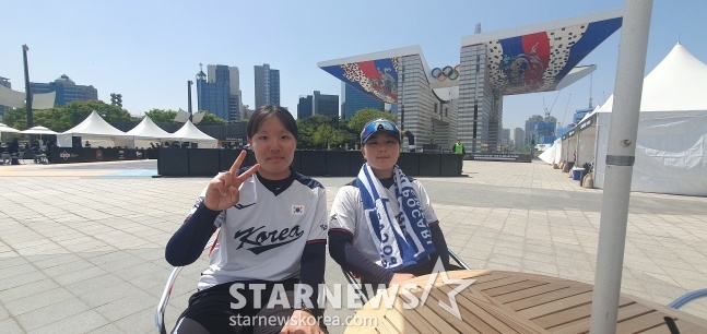 한국 베이스볼5 대표팀 이지예(왼쪽)와 박주아가 13일 서울특별시 송파구에 위치한 올림픽공원 평화의 광장 베이스볼5 특설경기장에서 열린 '제2회 SA 베이스볼5 아시아컵' 예선에서 싱가포르에 승리 후 취재진과 인터뷰에 임하고 있다. /사진=김동윤 기자