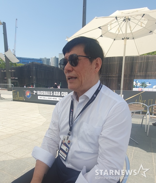 KBO 허구연 총재가 13일 서울특별시 송파구에 위치한 올림픽공원 평화의 광장 베이스볼5 특설경기장에서 열린 '제2회 SA 베이스볼5 아시아컵' 개회식을 마치고 취재진과 인터뷰에 임하고 있다. /사진=김동윤 기자