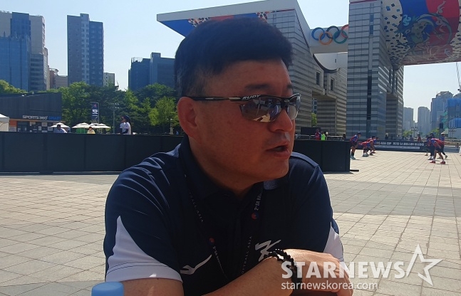 한국 베이스볼5 대표팀 차명주 감독이 13일 서울특별시 송파구에 위치한 올림픽공원 평화의 광장 베이스볼5 특설경기장에서 열린 '제2회 SA 베이스볼5 아시아컵' 예선 2경기를 마치고 취재진과 인터뷰에 임하고 있다. /사진=김동윤 기자