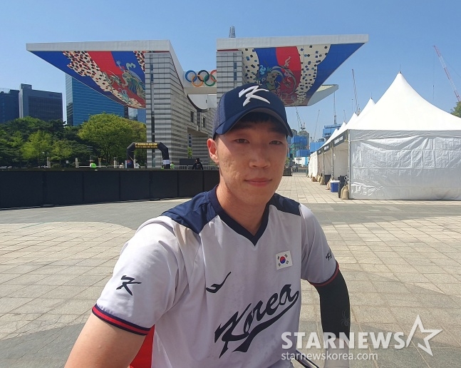 한국 베이스볼5 대표팀 주장 이한별이 13일 서울특별시 송파구에 위치한 올림픽공원 평화의 광장 베이스볼5 특설경기장에서 열린 '제2회 SA 베이스볼5 아시아컵' 예선에서 싱가포르에 승리 후 취재진과 인터뷰에 임하고 있다. /사진=김동윤 기자