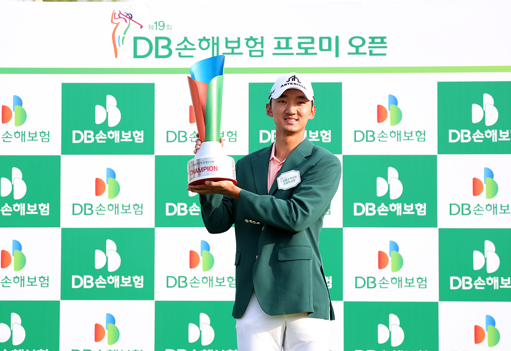 KPGA 투어 DB손해보험 프로미오픈 우승 트로피를 든 윤상필./사진제공=KPGA