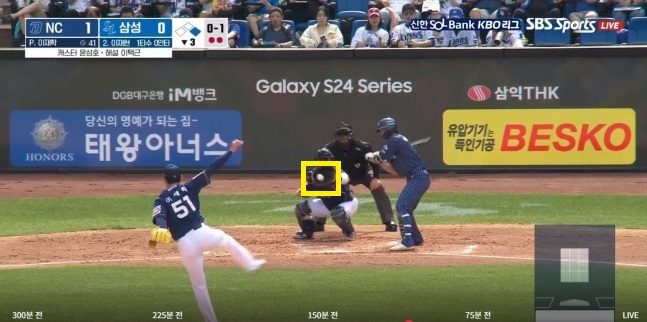 NC 다이노스 이재학(왼쪽)이 14일 대구 삼성라이온즈파크에서 열린 삼성 라이온즈와 2024 신한 SOL뱅크 KBO리그 3회말 2사 2루에서 이재현에게 던진 2구째 공(노란색 네모). /사진=SBS 스포츠, TVING 중계화면 갈무리