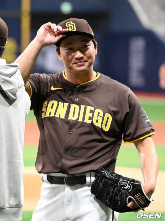 샌디에이고 파드리스 고우석이 지난 3월 18일 LA 트윈스와 2024 MLB 서울시리즈 스페셜게임을 앞두고 동료들과 인사하고 있다.