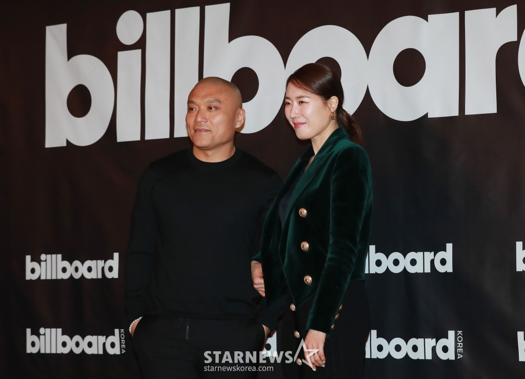 마이크 반 미국 빌보드 본사 CEO, 김유나 빌보드 코리아 대표가 15일 오후 조선 팰리스 서울 강남에서 진행된 기자회견에 앞서 포즈를 취하고 있다. 2024.04.15 /사진=이동훈