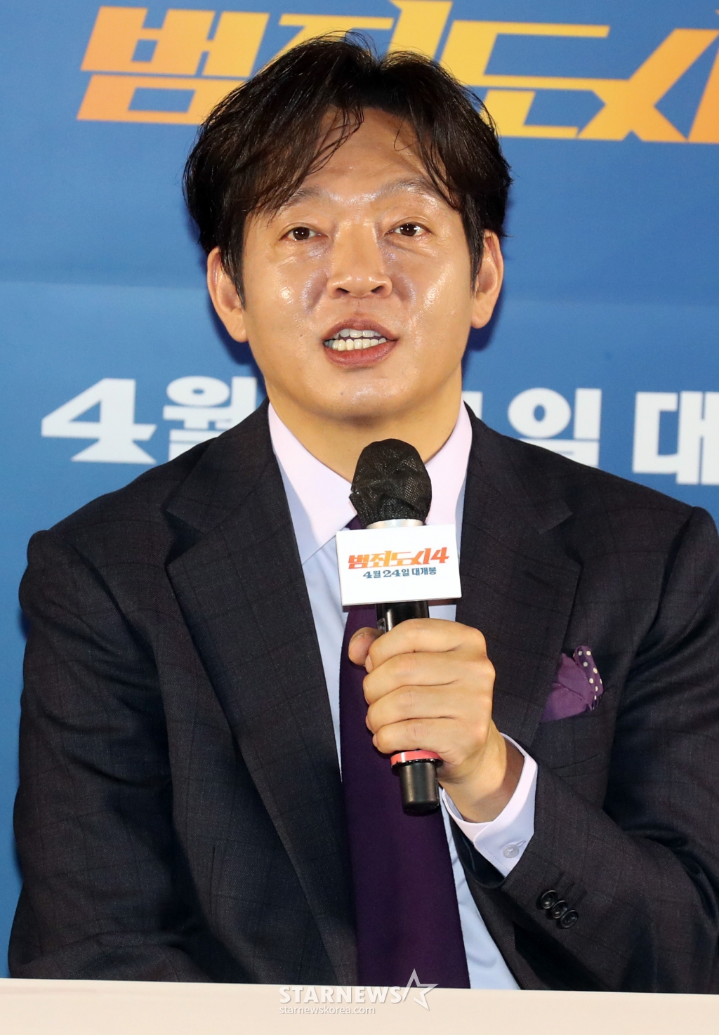 배우 박지환이 15일 오후 서울 코엑스 메가박스에서 열린 영화 '범죄도시4' 언론시사회에 참석해 취재진 질문에 답하받고 있다. 2024.04.15 /사진=임성균