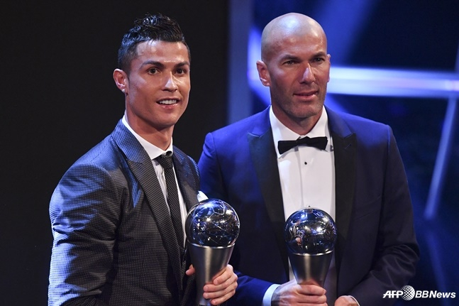 2017 FIFA어워즈 최우수 감독상을 받은 지단(오른쪽). /AFPBBNews=뉴스1